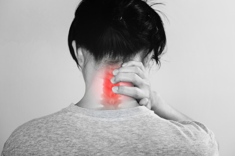 Pourquoi les douleurs cervicales ne cessent de réapparaître : causes courantes et solutions