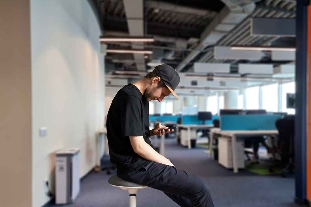 ¿La mala postura causa escoliosis?