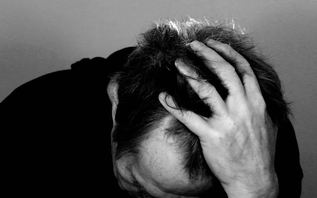 Décodage du diagnostic : migraine accompagnée d'aura, non incurable, associée à un état migraineux