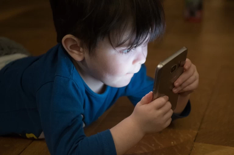 Confíe en el cuidado quiropráctico para el cuello tecnológico en niños